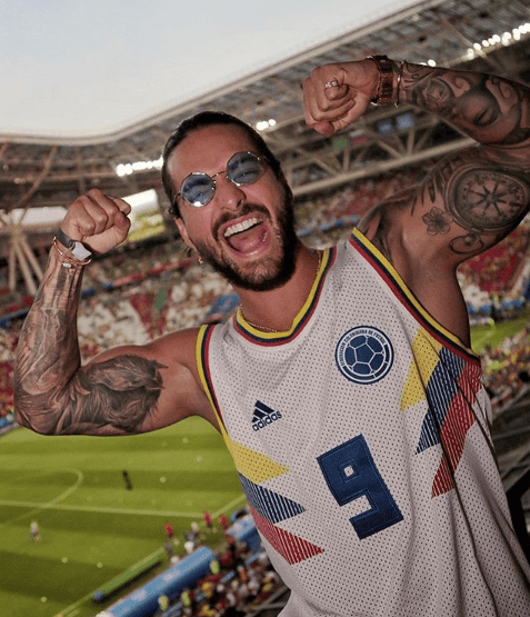 Su compatriota Maluma también usa los accesorios pen muchas de sus presentaciones.
<br>