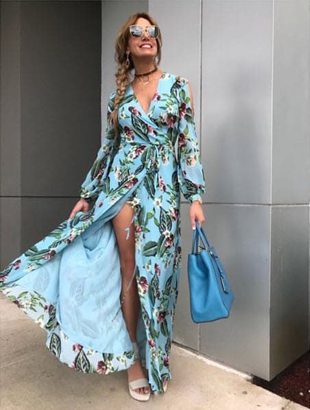 2. Este vestido largo con abertura en la pierna era floreado, muy acorde para la época.