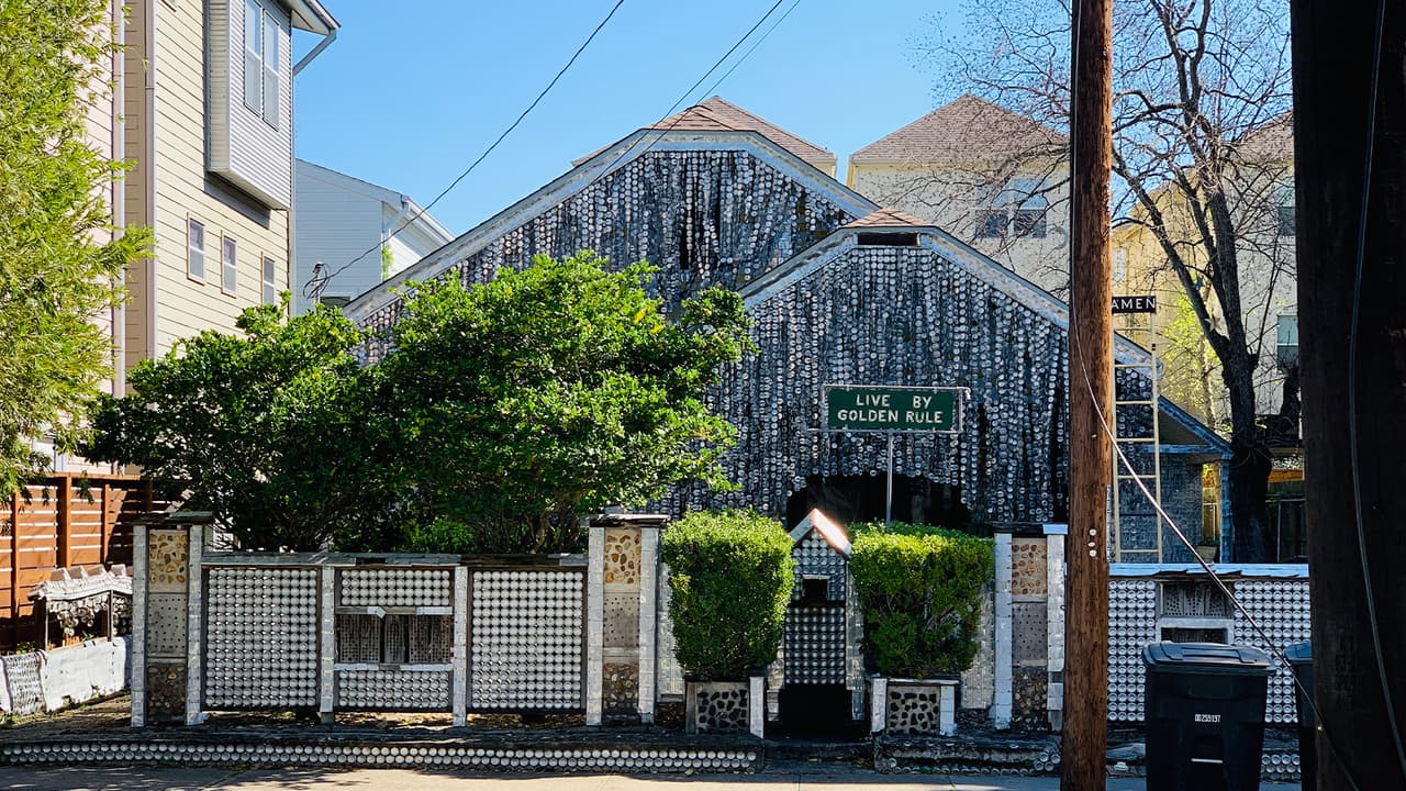 <b>The Beer Can House</b> es una casa clasificada como arte popular localizada en el 
<b>222 Malone Street</b> en el área de Rice Military, en 
<b>Houston, Texas.</b> Está cubierta con latas de cerveza, botellas y otros artículos relacionados con esa bebida.
