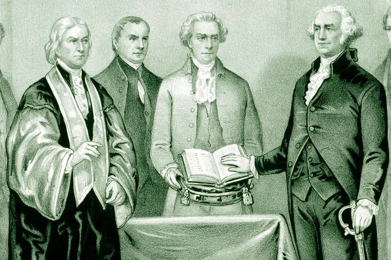 George Washington prestó juramento como primer presidente de los Estados Unidos el 30 de abril de 1789 en el balcón del segundo piso del edificio Federal Hall de Nueva York, entonces la capital de la nación. La primera ceremonia inaugural en Washington DC fue de Thomas Jefferson, en 1801.