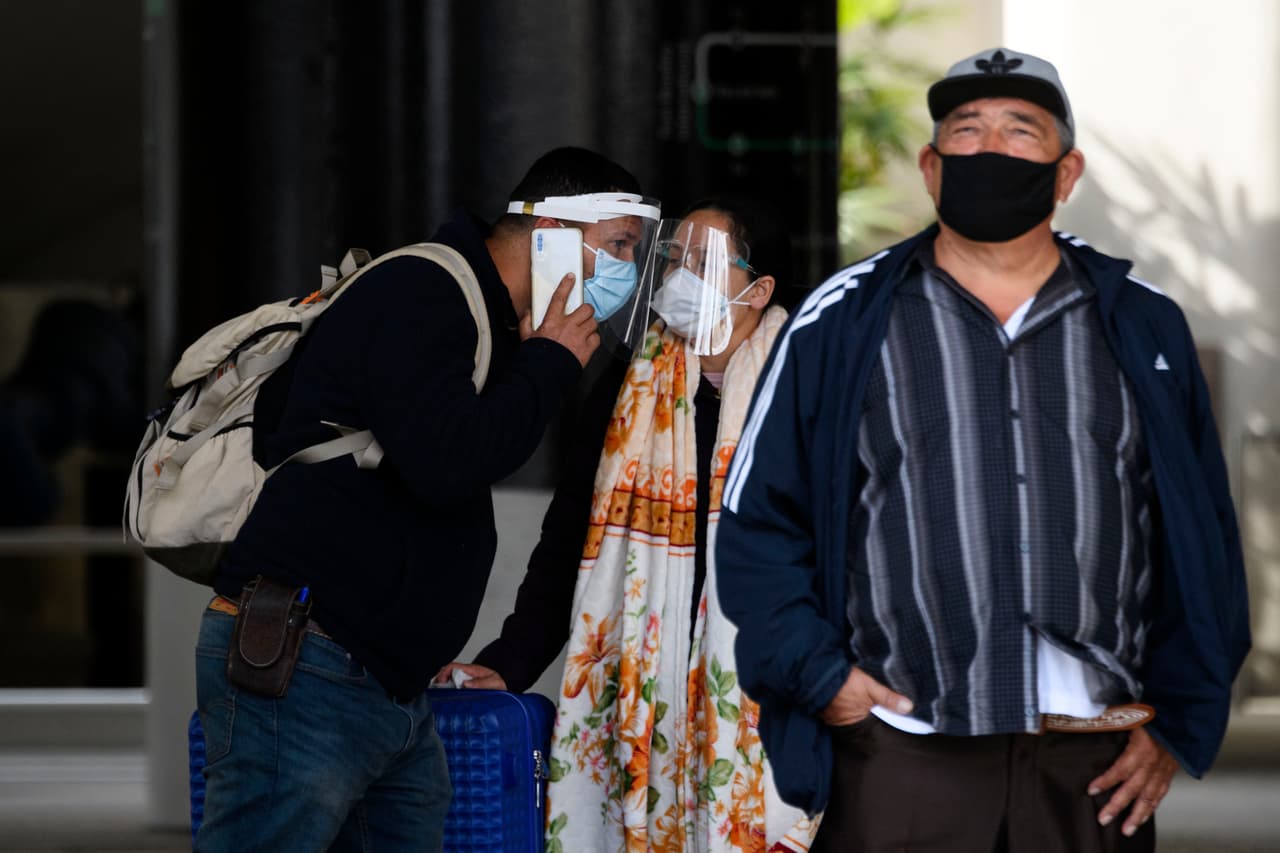 Condado de Los Ángeles no relajará todavía el uso de las mascarillas tras anuncio de los CDC