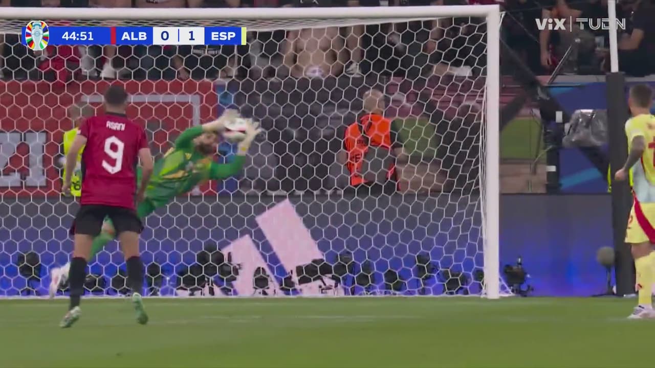 ¡Tocó el timbre y casi entra el balón! Raya detiene el disparo de Asllani