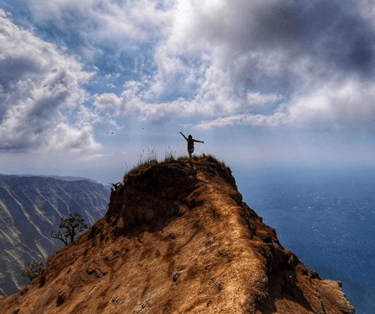 Con esta postal en Kalalau Trail, la hija mayor de Eugenio Derbez escribió: "Mi lugar feliz".