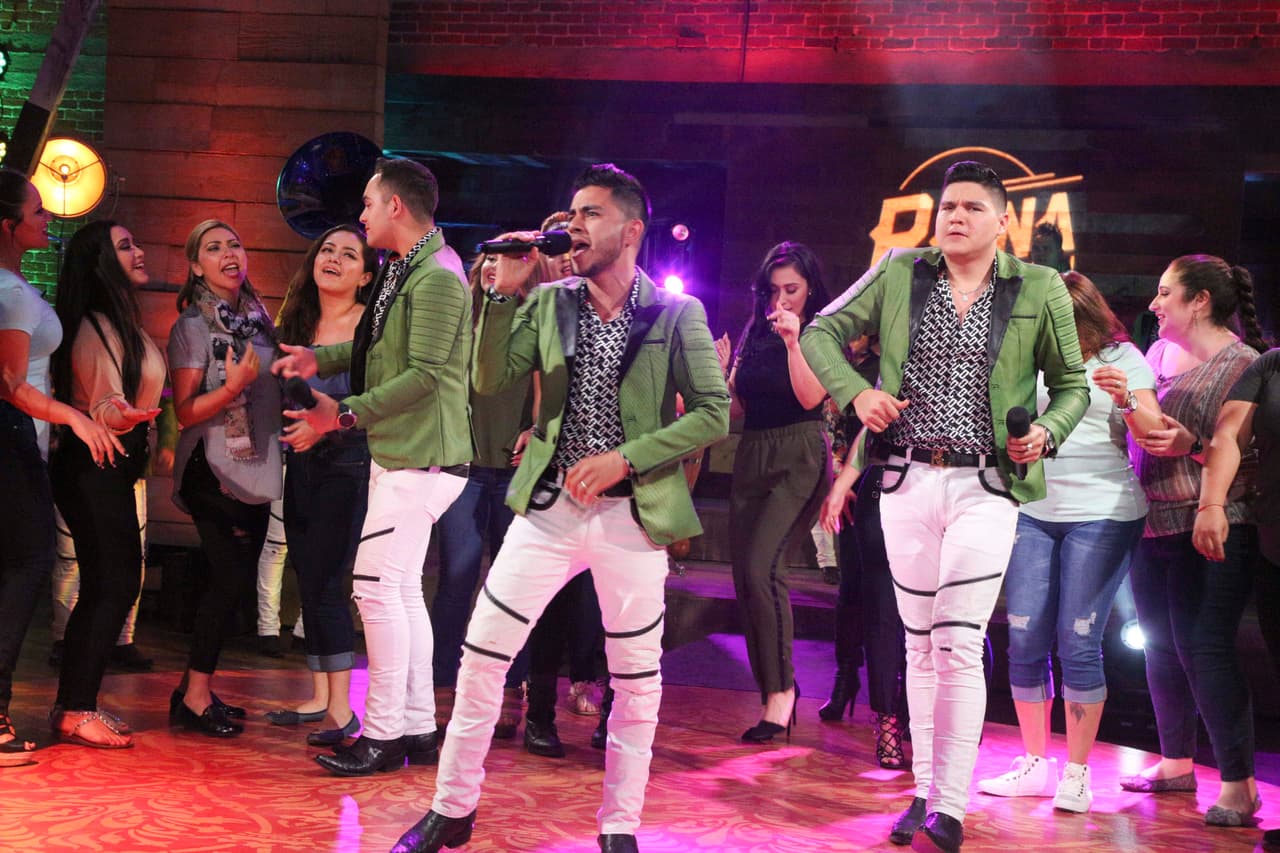 La Reina de la Canción se engalanó con la visita de Banda Carnaval, quienes interpretaron su éxito 'Ella es mi mujer' para todas las concursantes y aprovecharon para mostrar sus mejores pasos de baile.