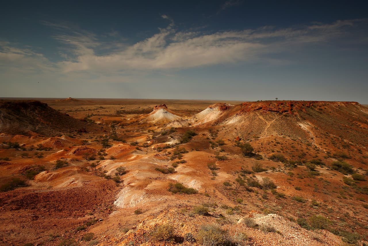 <b>Coober Pedy (Australia)</b>
<br>La ciudad minera de Coober Pedy, donde habitan unas 3,500 personas, tiene la peculiaridad de estar construida bajo tierra, en cuevas de barro. A sus moradores no les falta de nada: tienen iglesias, museos, galerías de arte, bar e incluso hoteles que acogen a los viajeros que desean sentir de primera mano lo que es vivir en las profundidades.