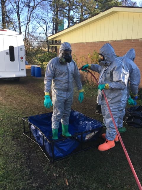 Operativo en casas de Georgia termina con varios detenidos y decomiso de armas y drogas.