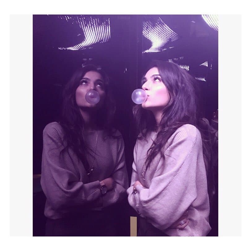 Su lengua materna es el holandés, además sabe inglés y alemán, sin embargo, a casi nueve años de hacer toda una carrera en la televisión turca sigue trabajando en mejorar su pronunciación.