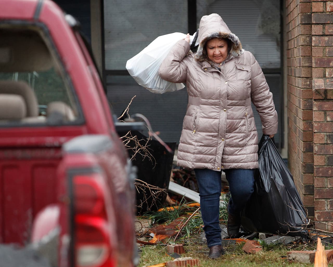 Michelle Hicks-Galvez lleva artículos que pudo rescatar de su casa en Garland, Texas.