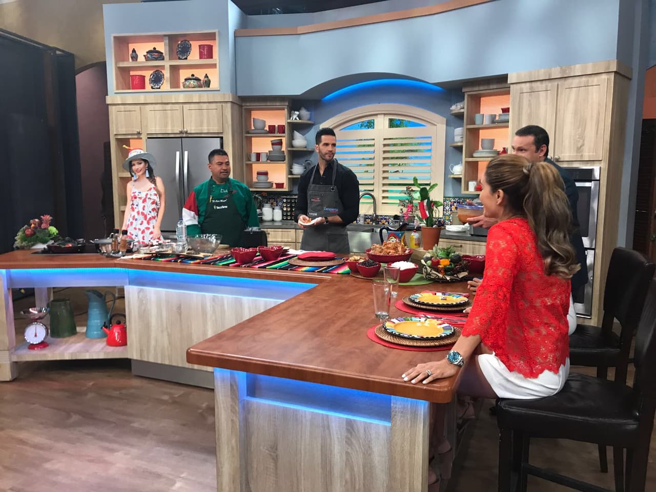 Todos en la cocina se sentían muy bien acompañados de esta Ana, que observaba muy atenta el festejo en su honor.