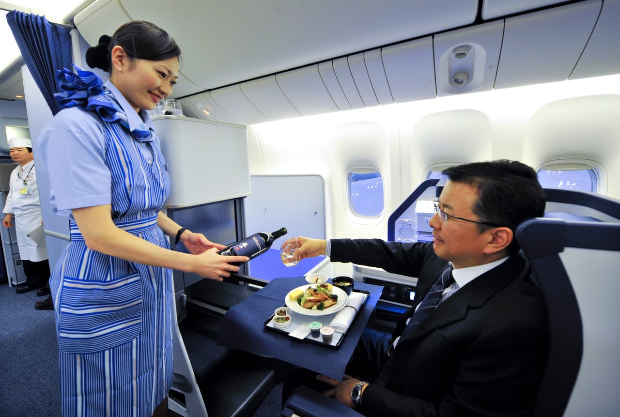 <b>Puesto 3. Ana Nippon Airlines. </b>Fue fundada en 1952 y es la compañia de avición comercial más grande de Japón por el tamaño de su flota, más de 200 aviones. Fue calificada como la segunda mejor aerolínea de Asia en los premios Skytrax de 2018.