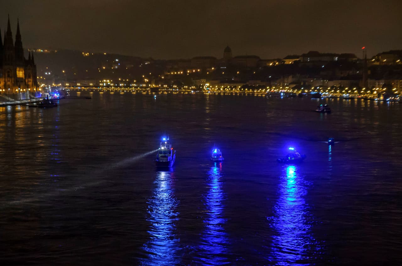 Operación de búsqueda de supervivientes en el río Danubio, en el centro de Budapest, Hungría, donde un barco turístico chocó con otro y se hundió el miércoles por la noche. El crucero turístico "Hableány" zozobró con treinta y tres pasajeros surcoreanos y dos empleados húngaros a bordo.