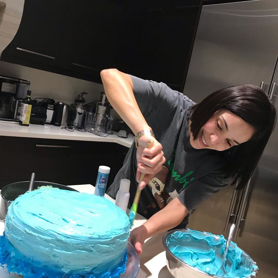 El domingo 6 de octubre publicó fotografías de una tarde que pasó en familia horneando el pastel de cumpleaños de su hija Michaella.