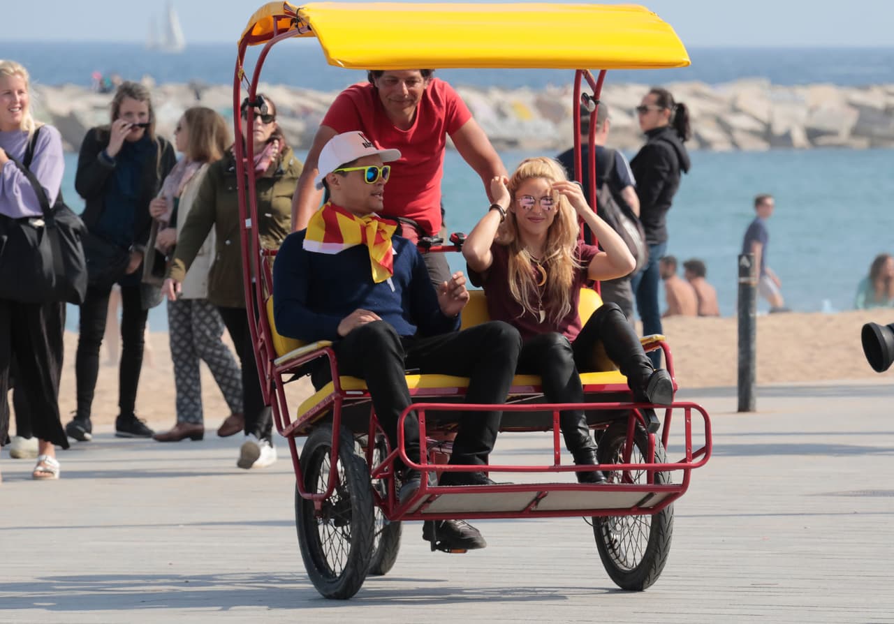 Shakira, con pantalones de cuero en la primera de Barcelona, y una gorra que dice "I love Barcelona".