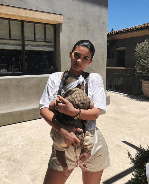 Kylie no bajó todas las fotos de Stormi, sino solamente aquellas donde se ve la cara de la pequeña. Aún existen algunas imágenes de la empresaria y su pequeña hija, como esta, que a una semana de haber sido publicada acumula más de 7 millones de 'likes'.