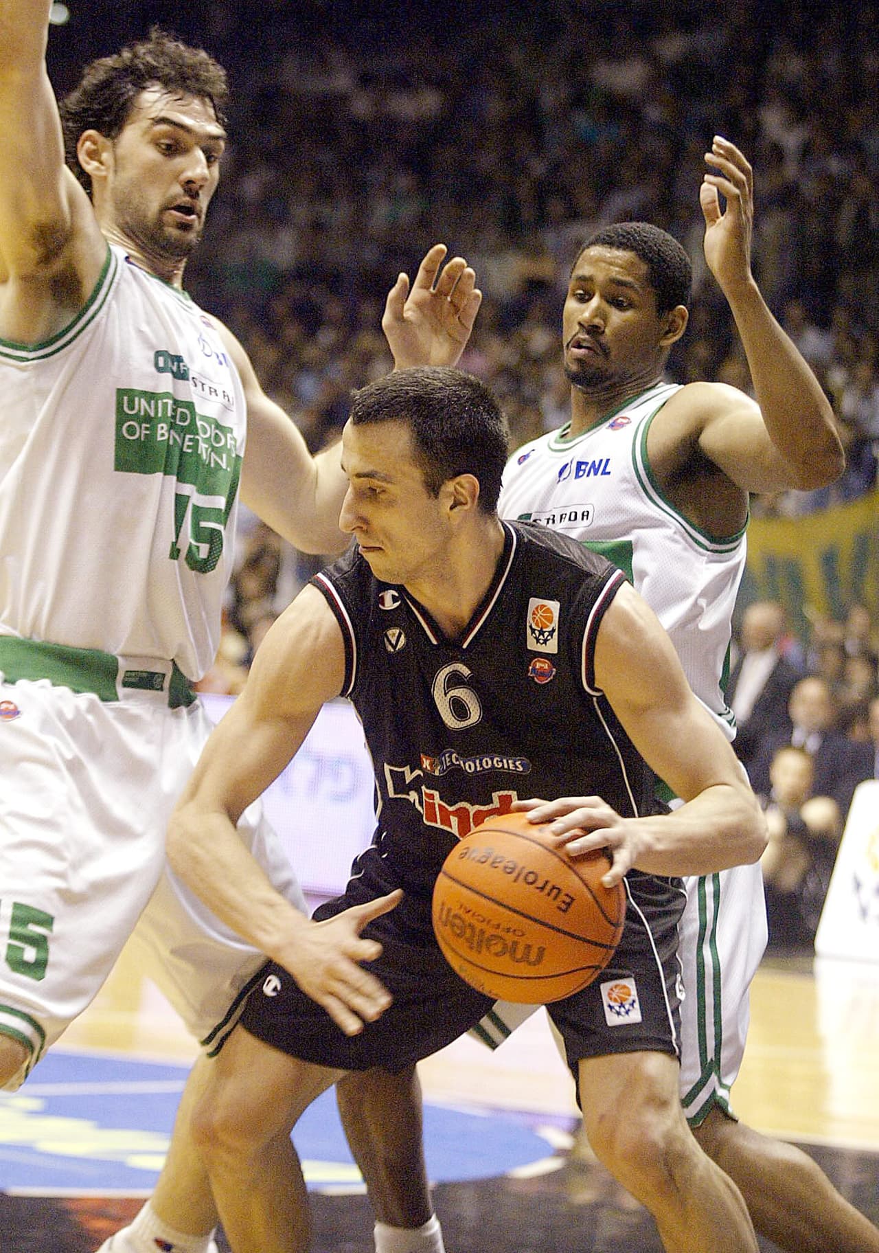 Tras tres años en el básquet argentino, Manu fue firmado por el Reggio Calabria de Italia, pero sus mejores años en ese país fueron con el Virtus Bologna (foto) (2000-2002); disputó la Euroliga.