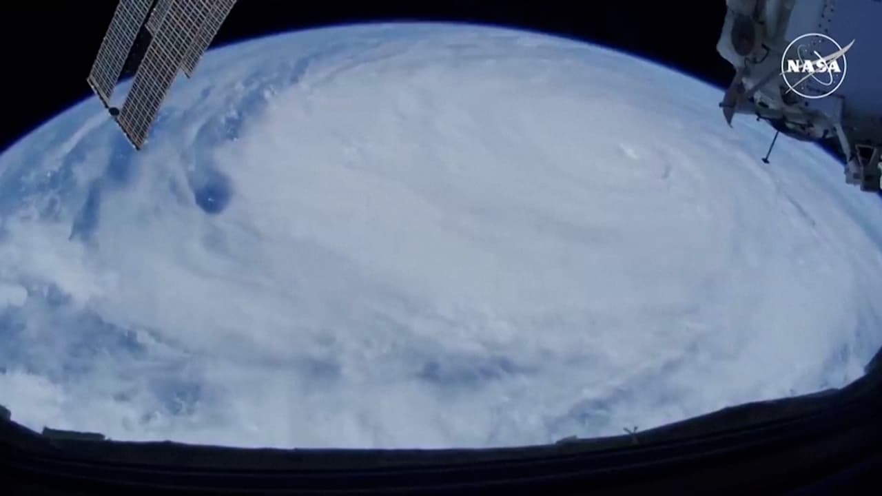 Imágenes de la NASA muestran el tamaño del enorme 
<b>huracán Helene</b>, categoría 4, desde el espacio. Durante su paso por la costa noreste de Florida, 
<b><a href="https://www.univision.com/local/atlanta-wuvg/horas-impacto-helene-georgia" target="_blank">los efectos del fenómeno se sentirán en Georgia</a></b>, durante la noche de este jueves 26 de septiembre.