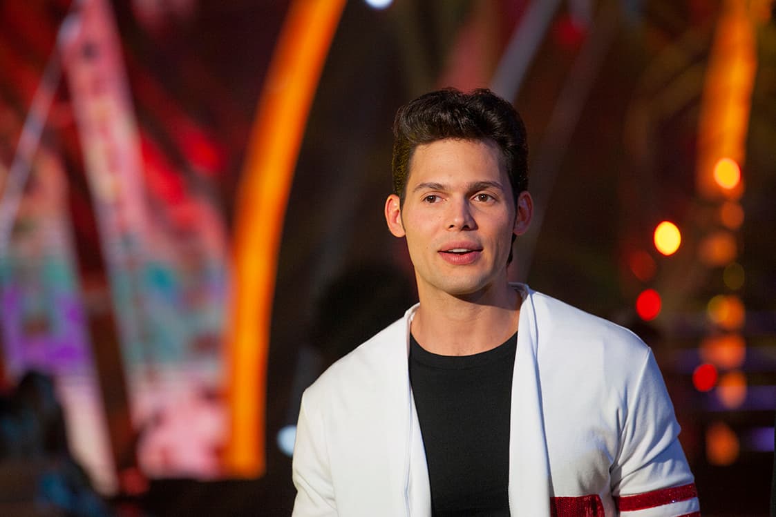 Emmanuel Palomares como Danny Zuko.