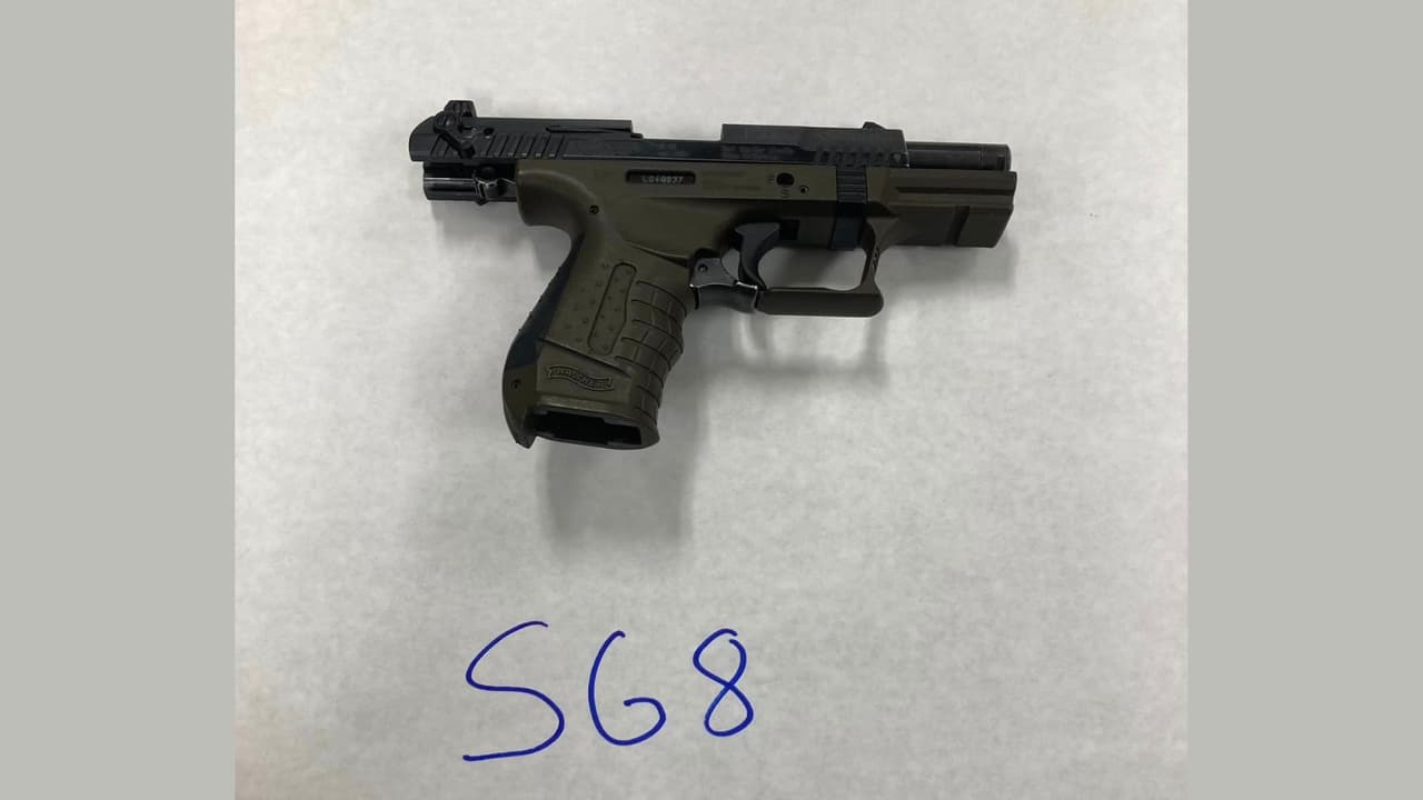 El pasajero que huyó de la escena aún no ha sido localizado. Los oficiales están trabajando para identificar a esta persona y determinar a quién pertenecen los bienes robados adicionales recuperados.