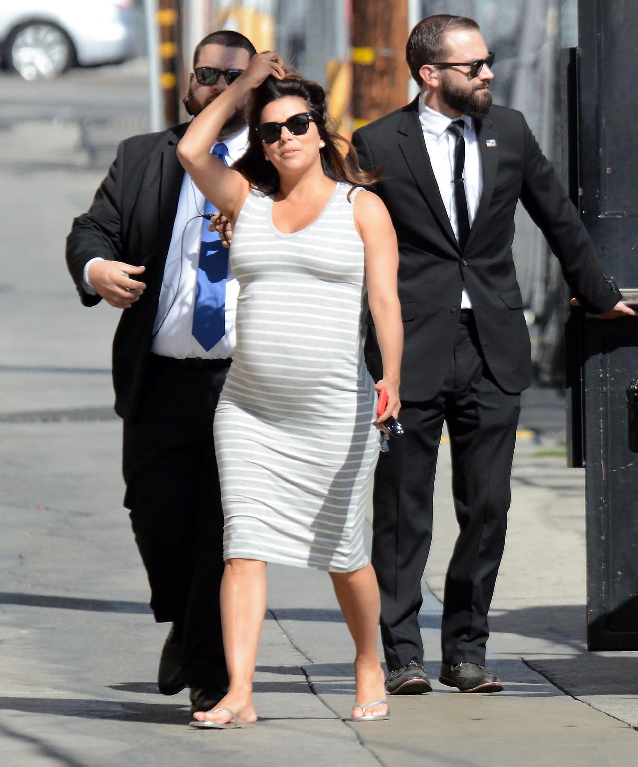 La intérprete de origen mexicano llegó a la grabación del show con un entallado vestido gris a rayas y calzando unas sencillas sandalias.