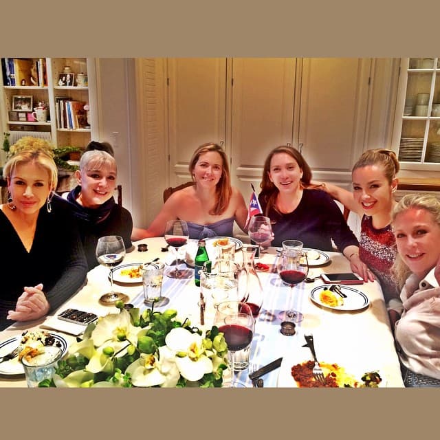 La cantante compartió estas fotografías de la convivencia con sus hermanas para presumir la reunión familiar.