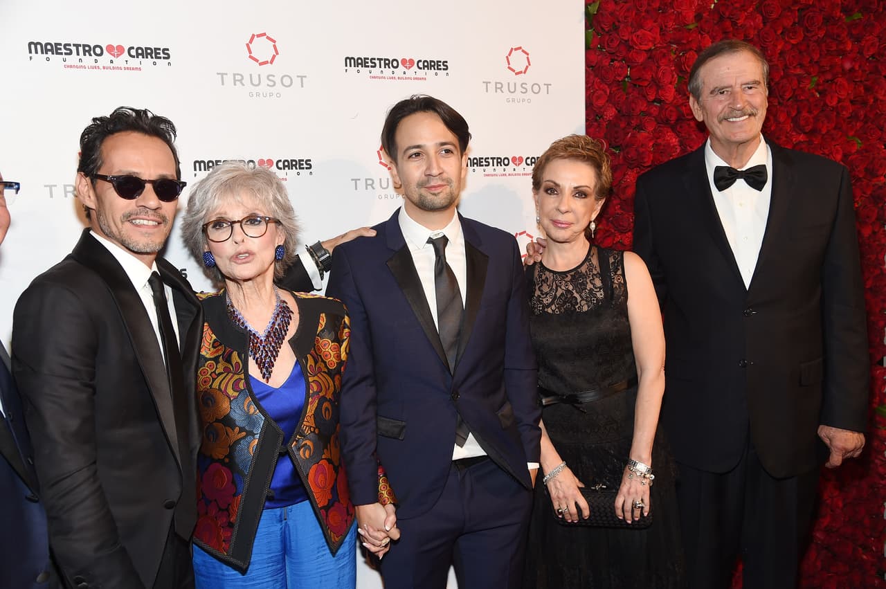 El expresidente Fox 
<b>acudió acompañado de su esposa</b> Martha Sahagún, quien posó en la foto con el resto de los premiados.