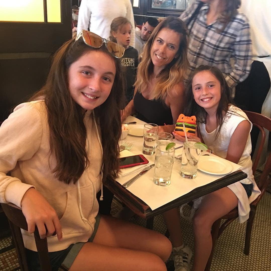 Maki Soler se mantuvo alejada de la pantalla chica por 10 años para dedicarse al 
<b><a href="https://www.univision.com/entretenimiento/celebridades/conoce-a-las-tres-hijas-de-juan-soler-las-que-tuvo-con-maki-y-la-que-no-fotos">cuidado de sus hijas</a></b>, Mía y Azul, quienes nacieron fruto de su relación con Juan Soler.