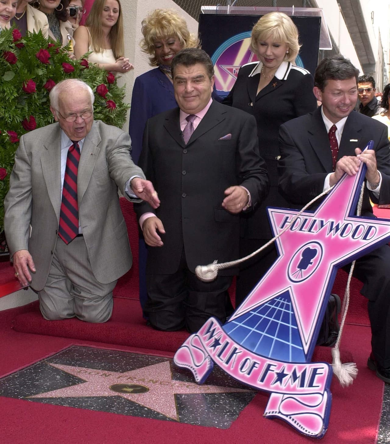 Cristina Saralegui con Celia Cruz en la revelación de la estrella del Paseo de la Fama de Hollywood para Don Francisco, el 8 de junio de 2001.