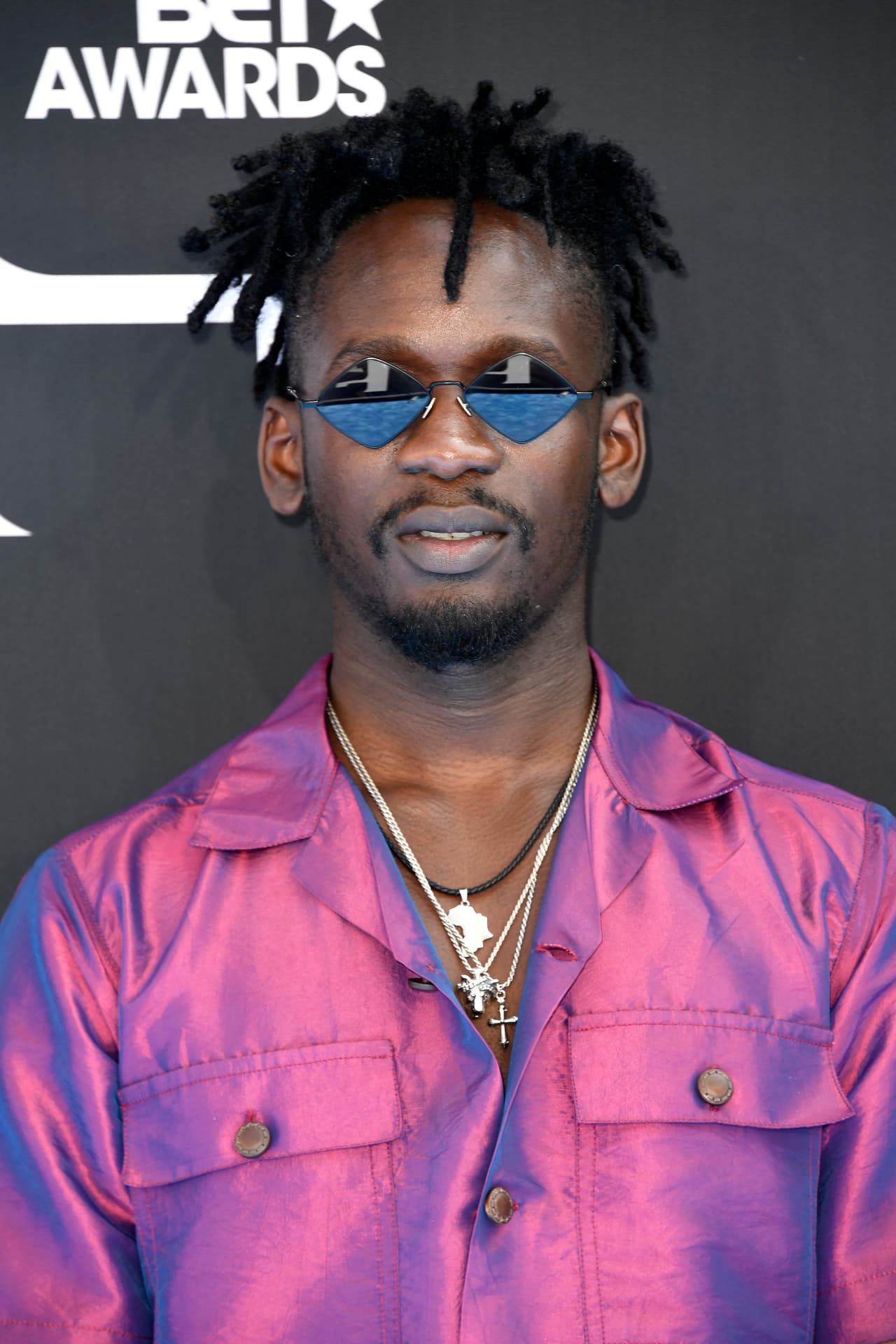 Dos temas contaron con colaboraciones. Una de ellas es la de Mr. Eazi, con quien interpretan 'Como un bebé'. Sobre esta canción, señalaron que se trata de "otro flow. Un tropicaleo. Un afrobeat súper sabroso, que tú lo escuchas y ya te sientes de vacaciones".