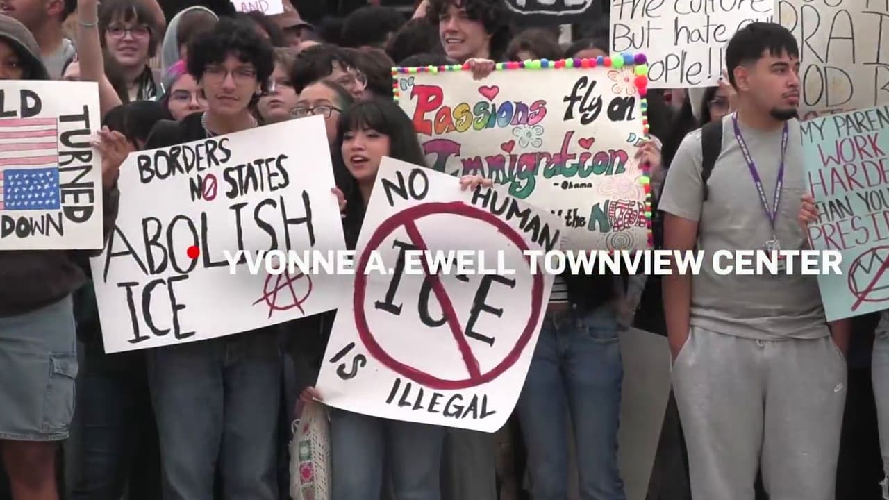 Estudiantes de Dallas protestan por política migratoria frente a sus escuelas