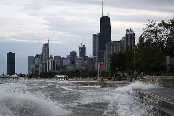 Las autoridades dijeron que se espera que los niveles elevados de los lagos puedan causar inundaciones en algunas áreas como el Lakefront Trail.