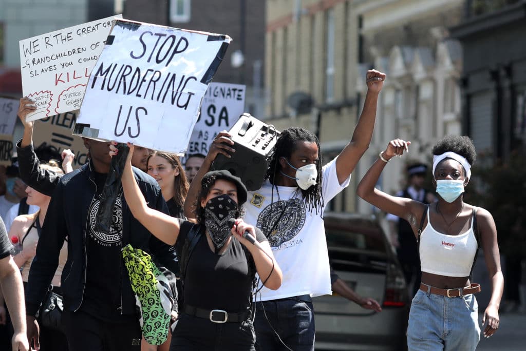 Cientos de latinos y afroamericanos están siendo asesinados cada año en Estados Unidos en interacciones con las autoiridades y esta es la razón de las protestas que hoy en día toman lugar en algunas de las principales ciudades del país.