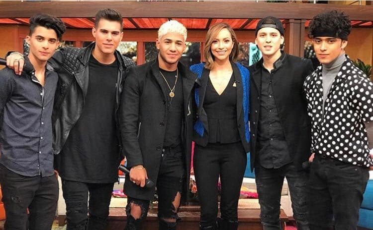 Satcha también se contagió con la fiebre de CNCO, y aprovechó para tomarse una foto con ellos.