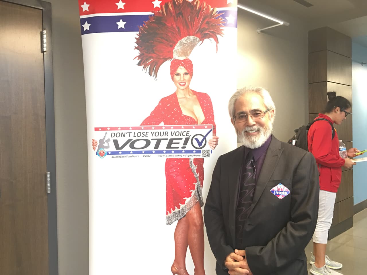Andy Kuniyuki, decano de la Facultad de Ciencias y Artes Liberales de la Universidad de Las Vegas con sede en Henderson, fue uno de los promotores de traer un puesto móvil de votación para los estudiantes.