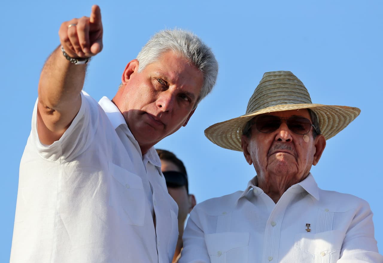 HAB01. LA HABANA (CUBA) 01/05/16.-El presidente de Cuba, Raúl Castro, y el primer vicepresidente de Cuba. Miguel Díaz-Canel (i) participan en el desfile por el Día Internacional de los Trabajadores celebrado hoy, domingo 1 de mayo de 2016, en la Plaza de la Revolución de La Habana (Cuba). EFE/Alejandro Ernesto