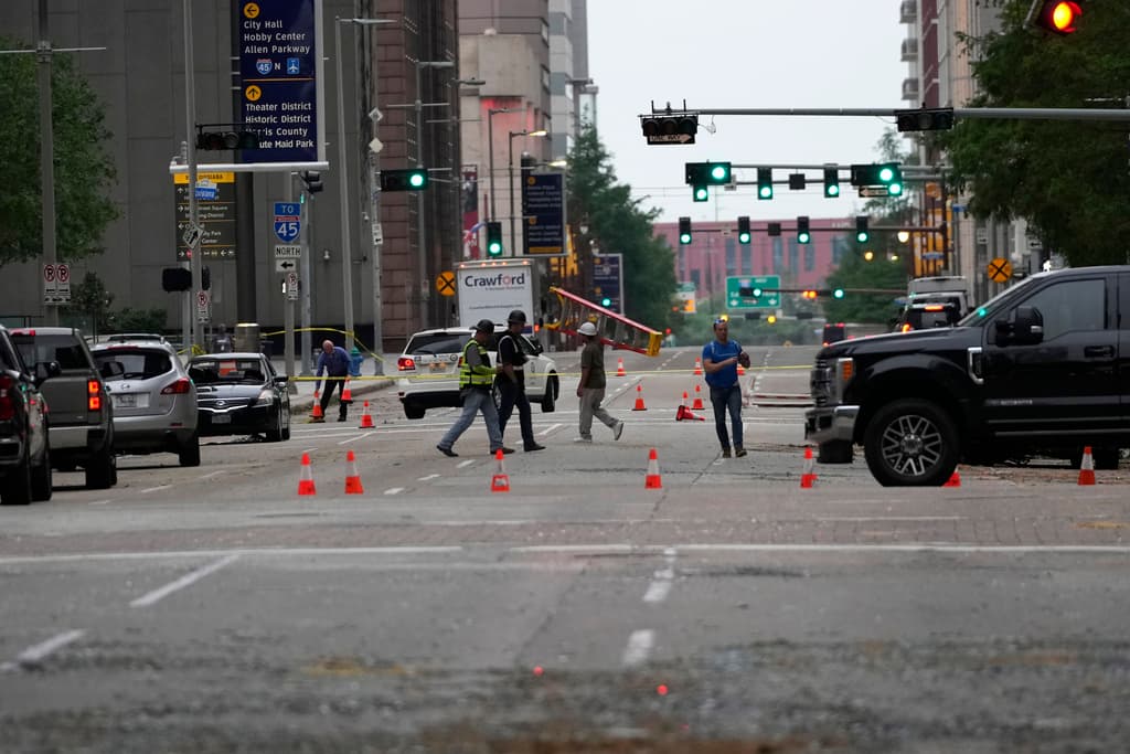 La situación es caótica. Las autoridades han pedido que no salgan de sus hogares pues hay peligros en las calles. 
<b><a href="https://www.univision.com/local/houston-kxln/conoce-distritos-escolares-houston-cancelado-clases-17-de-mayo" target="_blank">Varios distritos escolares cancelaron las clases</a></b>.