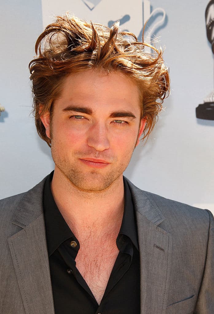 Los retrasos finalmente extendieron el rodaje a 18 meses, aproximadamente el tiempo total en el set de todas las demás películas de Robert Pattinson combinadas recientemente.