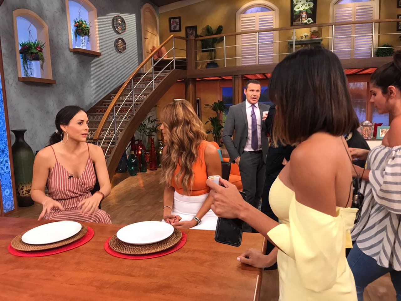 Detrás de cámaras, Zuria platicó lo feliz que se siente en su faceta de mamá y habló de lo bella que esta su hija Lua, que tiene muchos seguidores en las redes.