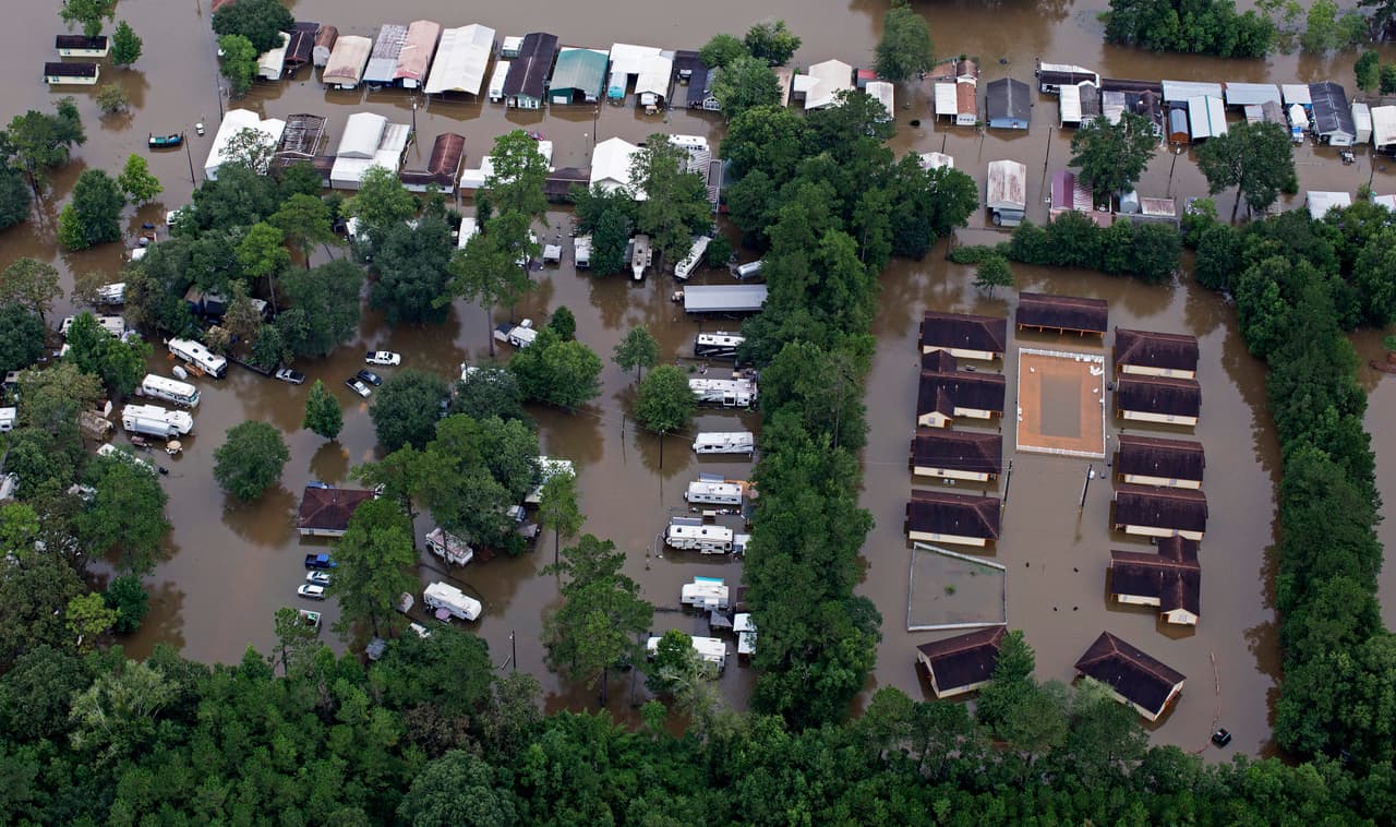 El Centro Nacional de Huracanes (CNH) informó que Barry tocó tierra a unas 6 millas al noreste de Intercoastal City y a unas 30 al suroeste de Lafayette. La fotografía aérea sobre Amite, Louisiana, se observa un conjunto de casas inundadas por las fuertes lluvias que se presentan en la región.