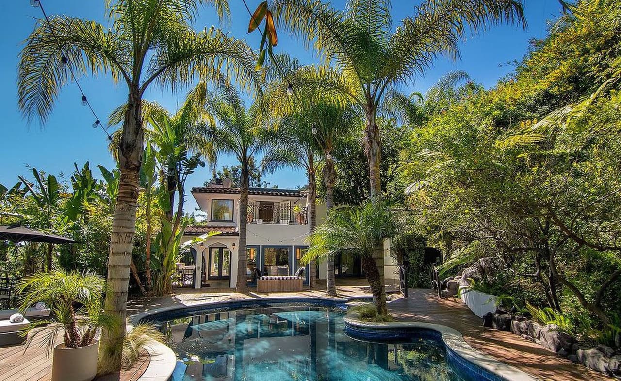 Esta residencia está ubicada en la exclusiva área de Franklin Canyon en Beverly Hills. Su acceso es a través de un carril semiprivado que lleva a unas grandes puertas de seguridad que evitan que curiosos puedan echar un vistazo a sus habitantes.