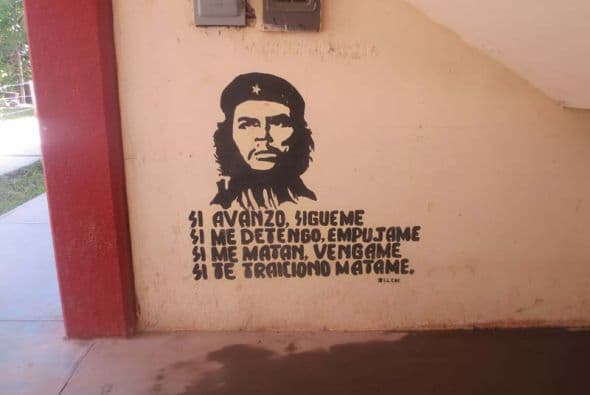 El Che Guevara es uno de los personajes históricos más recurrentes en los murales de Ayotzinapa.