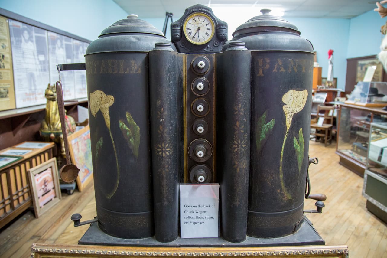 Un dispensador de café, harina y azúcar de los antiguos vagones de provisiones.
