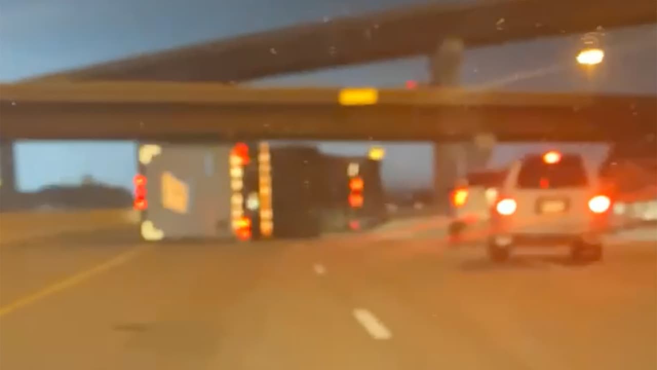 Alejandra Cardona captó el momento en que un tráiler se volcó en la autopista 161 y la 183, cerca del Aeropuerto Dallas - Fort Worth.