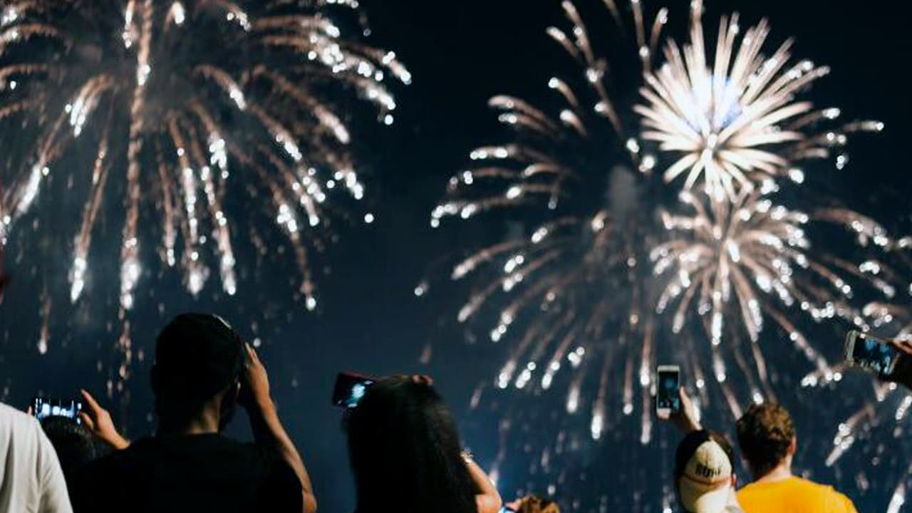<b>Día de la Independencia en Klyde Warren Park 🎆</b>
<br>Los organizadores van más allá y mezclan la música con los fuegos artificiales, y 
<b>prometen un espectáculo de fuegos artificiales sincronizado con las mezclas de un DJ</b>. Lleva tu manta para sentarte o acostarte en el piso y con amigos disfruta de una noche muy especial en el corazón de la ciudad de Dallas. 
<br>💰 Entrada: 
<b>¡Gratis!</b>
<br>⏰ 
<b>De 7 a 10 de la noche</b>
<br>📍 Klyde Warren Park: 
<b>2012 Woodall Rodgers, Dallas</b>
<br>🔎 Más información en: 
<b><a href="https://klydewarrenpark.org/things-to-do/signature-events/independence-day-celebration/index.html" target="_blank">klydewarrenpark.org</a></b>