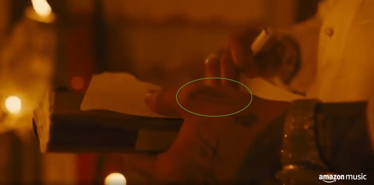 Sin embargo, en su más reciente video, 'Qué tal', el cual se estrenó el 19 de mayo, se aprecia que todavía tenía el dibujo.
<br>