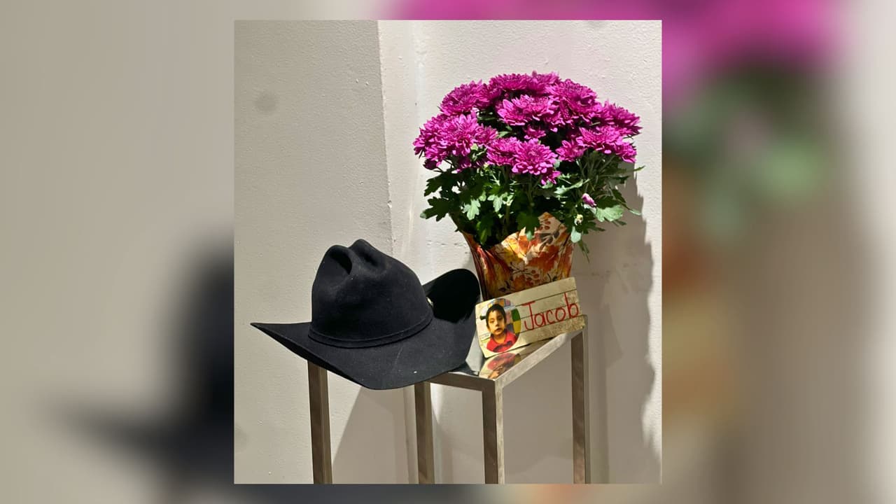 En su casa, una fotografía de Jacob cuando era niño reposa junto a flores y su sombrero vaquero, mientras su familia lo recuerda con dolor.