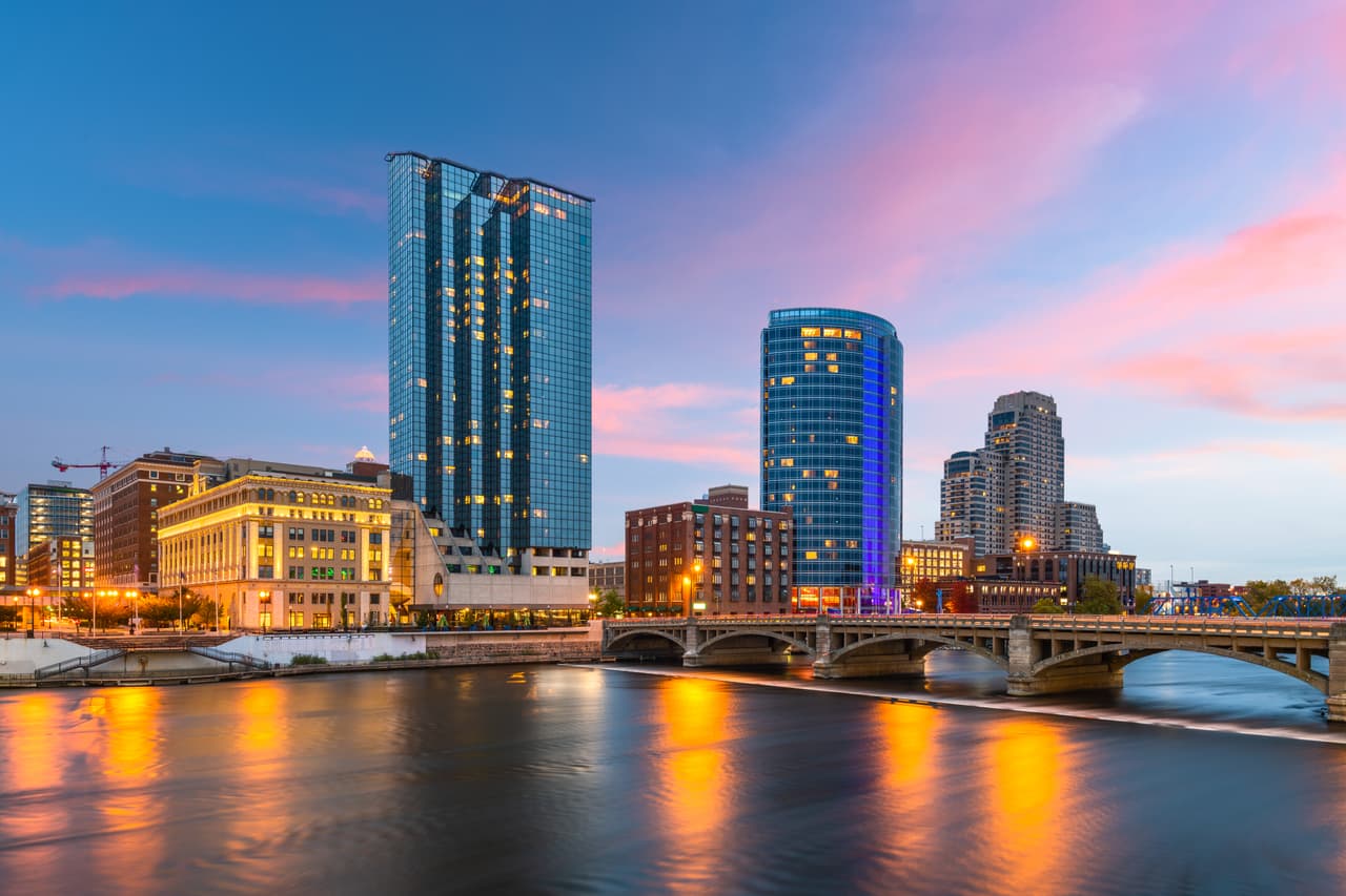 <b>6. Grand Rapids, Michigan</b>
<br>
<br>En su momento, el New York Times le otorgó el puesto número 20 en una lista de los 52 mejores lugares para visitar. Si agregamos que un viaje en promedio dura 19.3 minutos, el quinto mejor del país, y el galón de gasolina cuesta en promedio $2.16, a más de alguno se le podría venir a la mente pasar de visitante a residente.
<br>