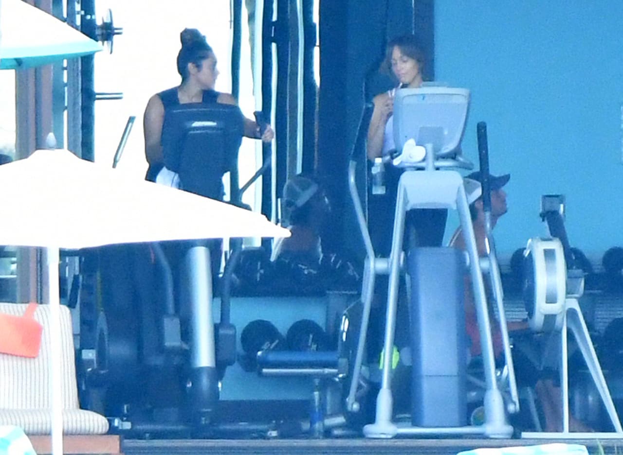 Jennifer Lopez muestra su abdomen mientras trabajaba por segundo día consecutivo mientras estaba de vacaciones con su nuevo novio Alex Rodríguez en Bakers Bay Golf & Ocean Club en las Bahamas.