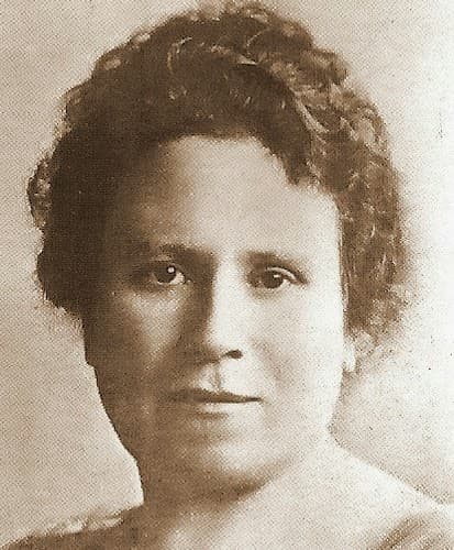 <b>La primera: Julieta Lanteri (1873-1932), Argentina</b>
<br>Según los historiadores, Julieta Lanteri fue la primera mujer en votar en unas elecciones de toda Sudamérica. Se debió a un error en el censo: era 1911 y en Argentina no hubo voto femenino hasta 1947. Sólo los que habían realizado el servicio militar (lo que excluía a las mujeres) podían votar a principios del siglo XX en Argentina, así que intentó inscribirse en el ejército para demostrar lo absurdo de la ley. No lo consiguió, y formó el Partido Feminista. En él solicitaba el voto femenino, igualdad salarial, beneficios maternales e infantiles, y protección laboral.