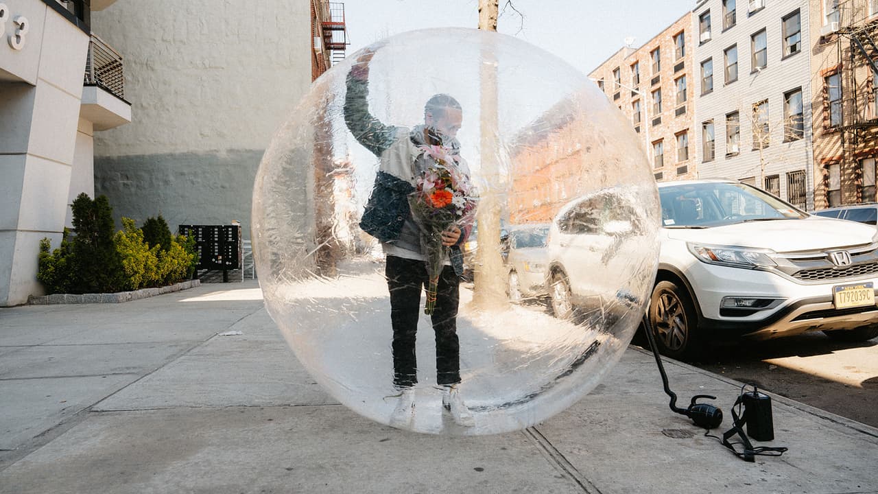 Entonces consigui贸 una burbuja, la llen贸 de aire y entro en ella.