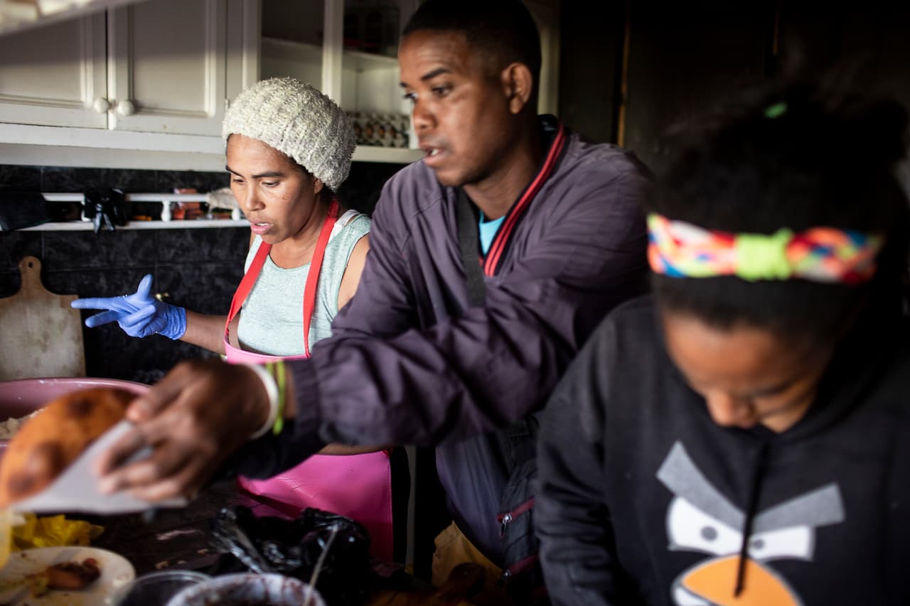 Los Morris cocinan en casa las empanadas que venden por un dólar a sus paisanos.
